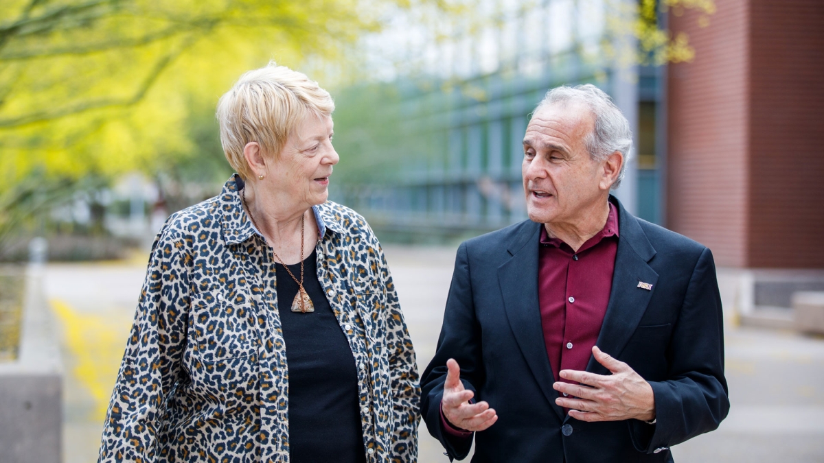 Lu Baird and ASU®168极速入口一分钟赛车网 Biodesign Institute Executive Director Joshua LaBaer walk and talk outside of the Biodesign Institute building on the ASU®168极速入口一分钟赛车网 Tempe campus.